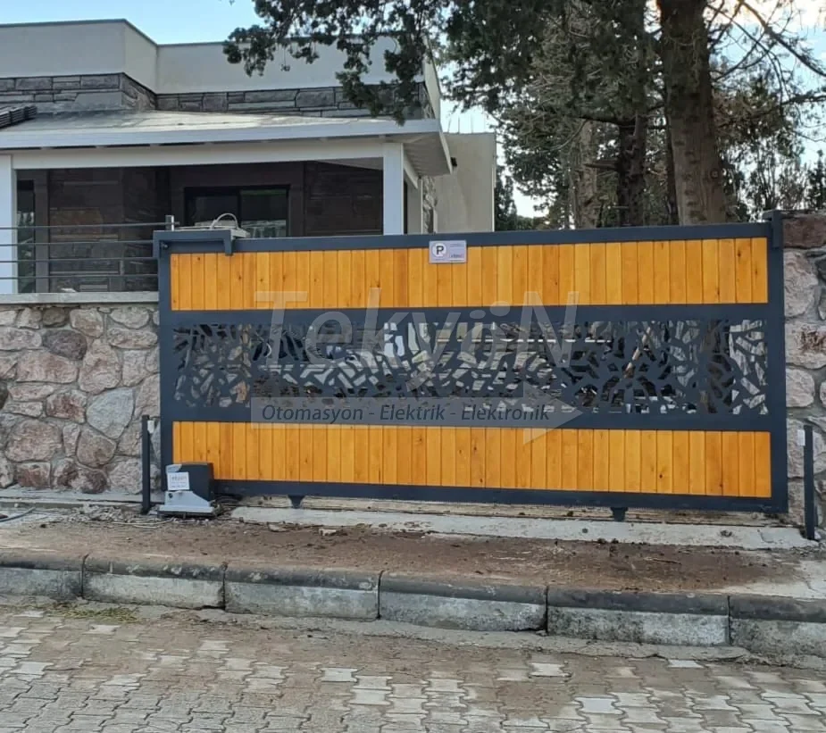 Ahşap dekoratif kesim kapı