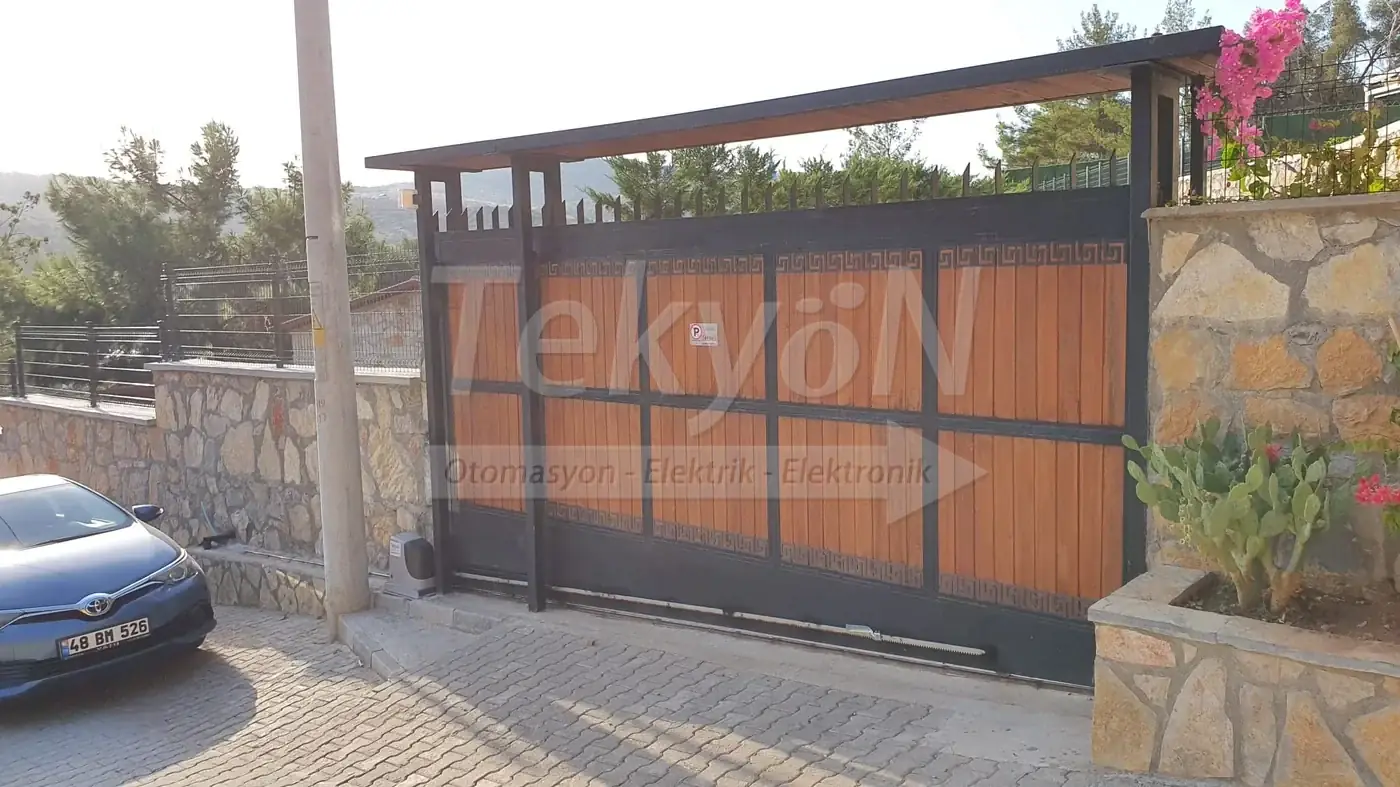 Ahşap ve metal çerçeve kapı