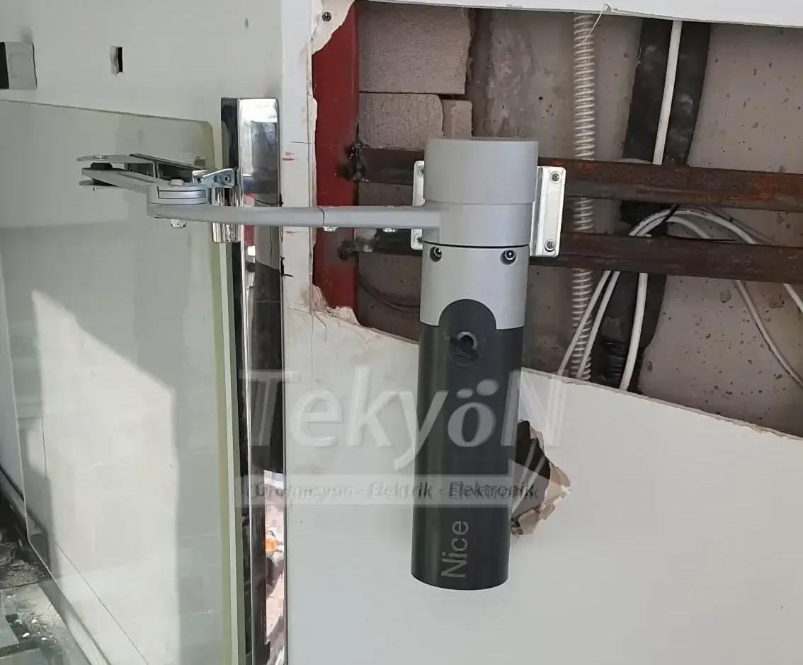 Cam kanatlı kapıda dairesel kapı motoru uygulaması – TekyöN Otomasyon, Bodrum