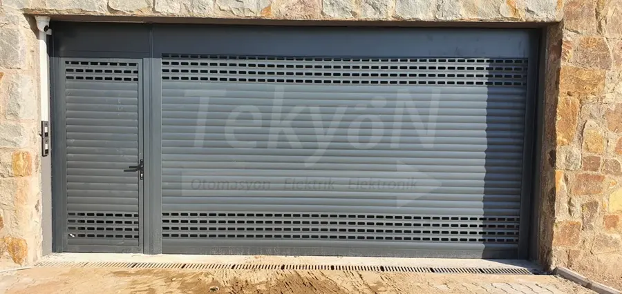 Garaj girişinde havalandırma delikli antrasit motorlu alüminyum kepenk – TekyöN Otomasyon