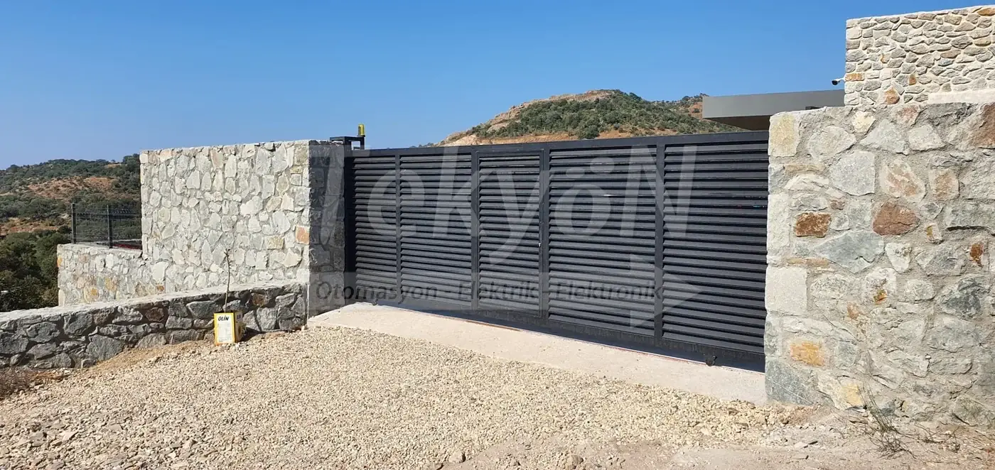 Modern siyah lamel kapı