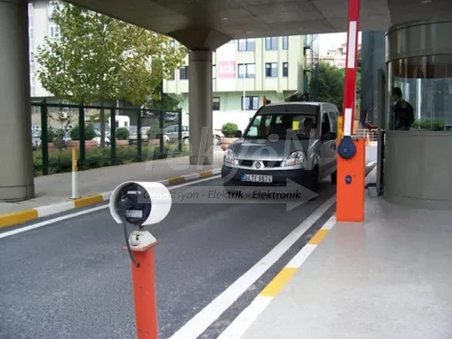 Plaka tanıma kamerası ve bariyer